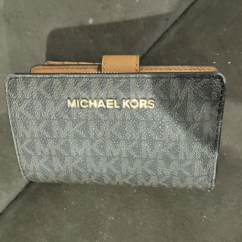 Micheal kors wallet. Bifold